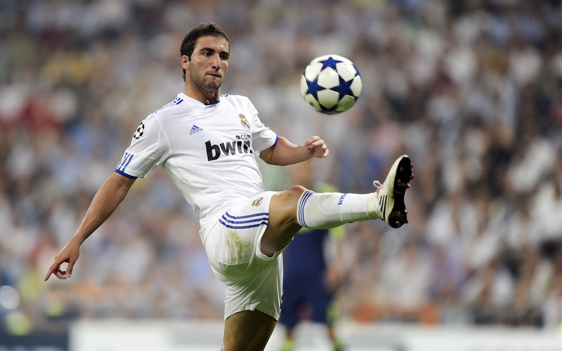 中国海星体育-费德勒重要时刻出色发挥，利物浦带队取胜！气势如虹延续