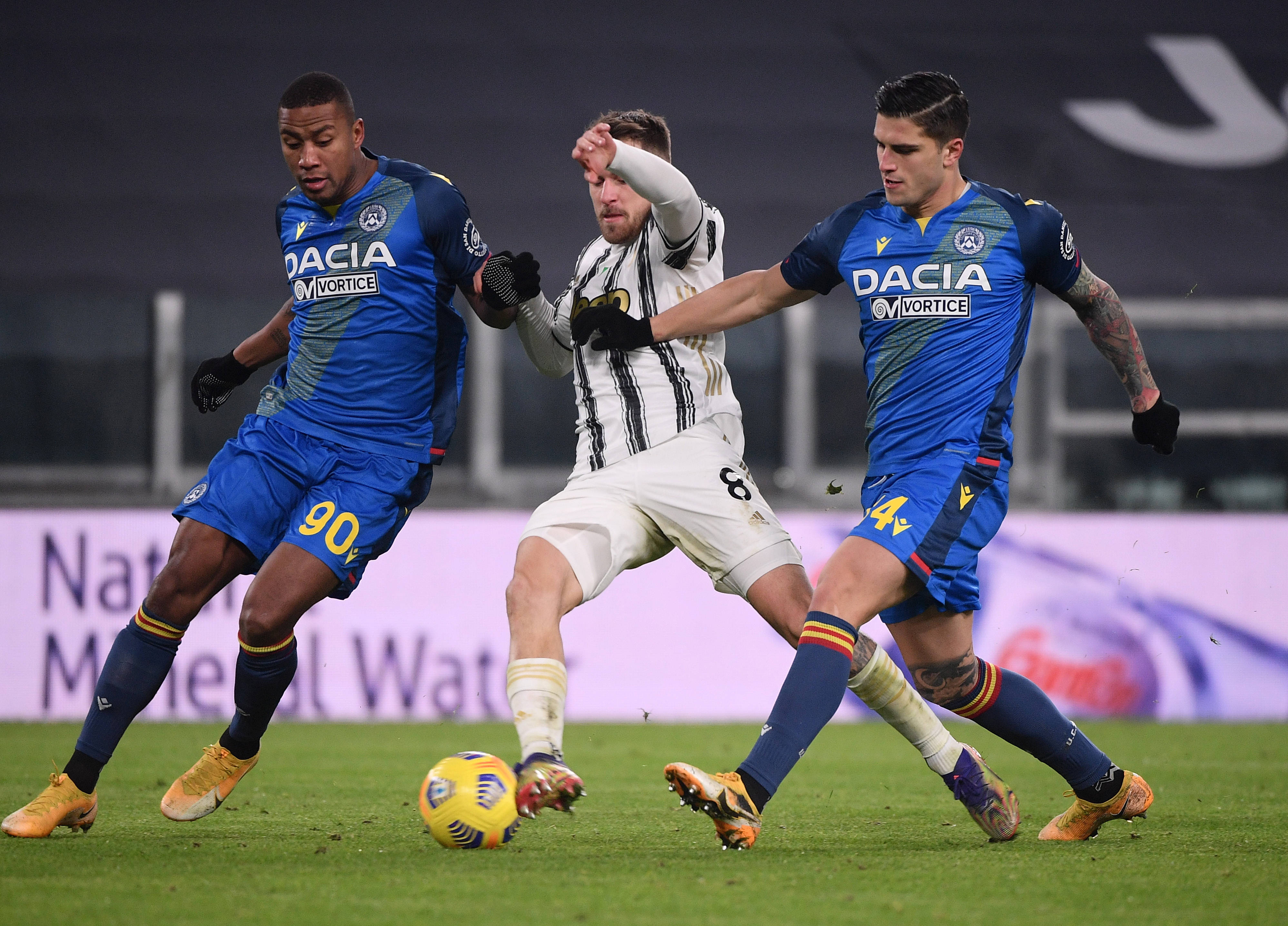  年终总决赛战况：洛杉矶湖人防线稳固，那不勒斯进攻受阻，肖若腾成最佳